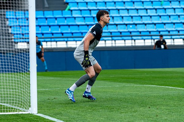 What mental preparation strategies can help triathletes overcome mid-race fatigue?